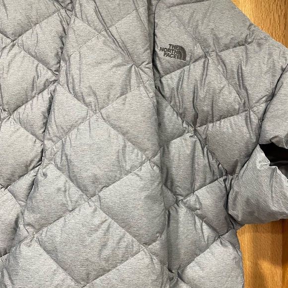 The North Face, quilted capelet, grey, size M, EUC - Picture 4 of 6